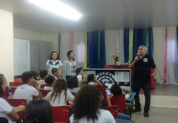 delegado realiza palestra sobre prevenção às drogas