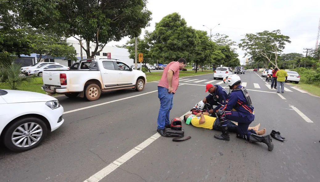 Motociclista colide em carro