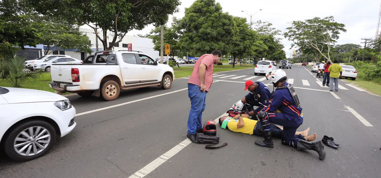 Motociclista colide em carro