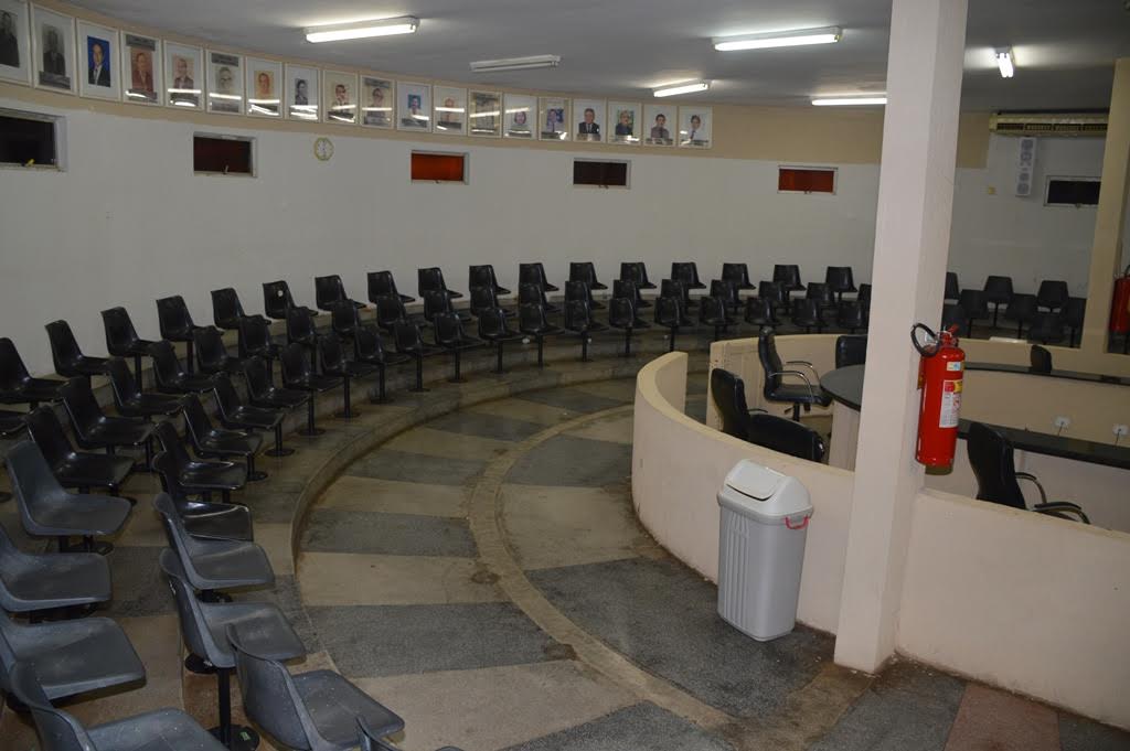 Público não comparece e audiência é suspensa
