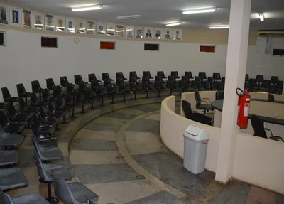 Público não comparece e audiência é suspensa