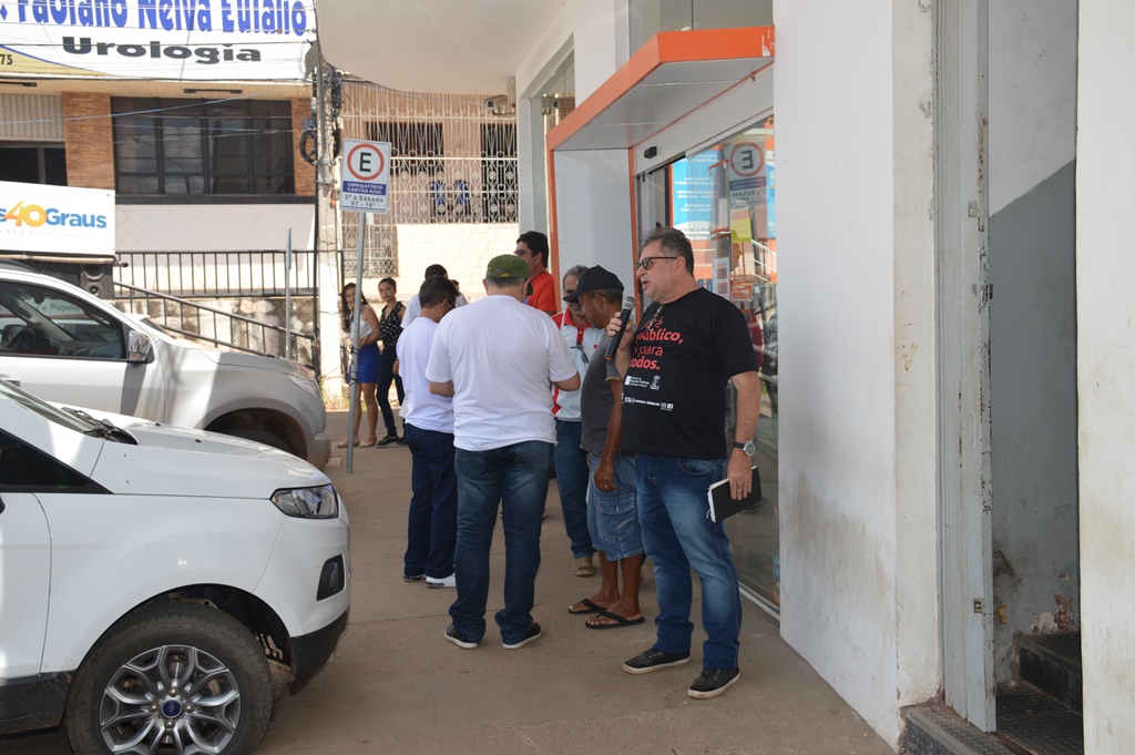 Sindicalistas protestam contra fechamento de banco