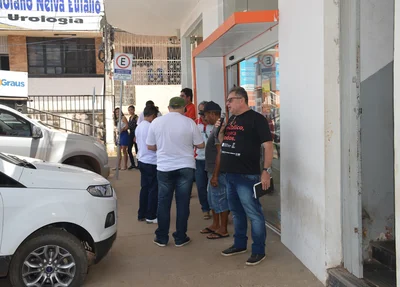 Sindicalistas protestam contra fechamento de banco