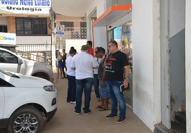 Sindicalistas protestam contra fechamento de banco