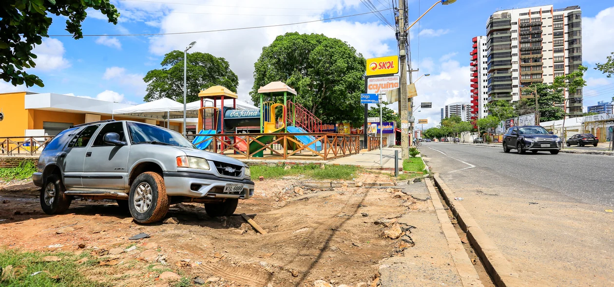 Carro com dificuldade de passar pela rua 