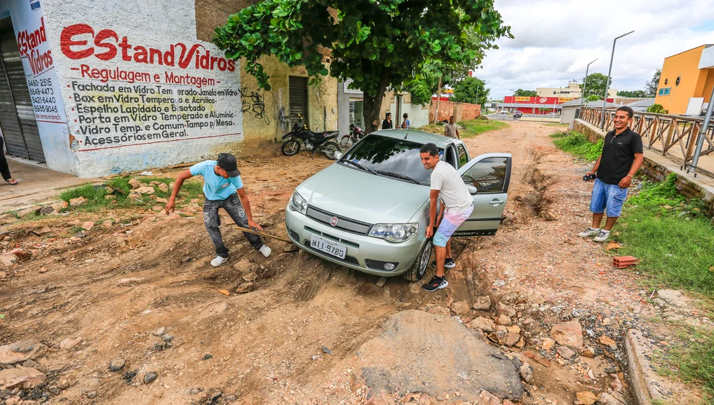 Carro fica atolado ao tentar passar pela rua