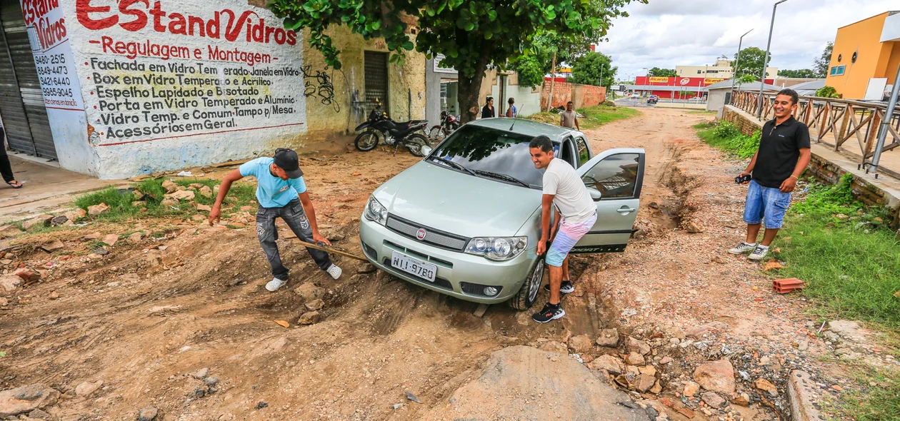 Carro fica atolado ao tentar passar pela rua