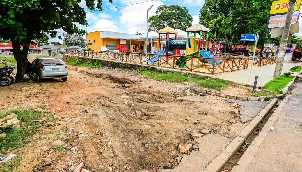 Moradores reclamam da falta de calçamento na rua Coronel Diogo Lustosa