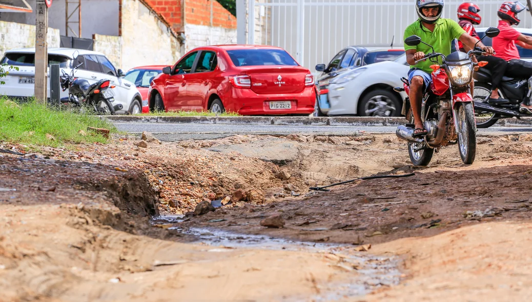 Motoqueiro com dificuldade de passar pela rua