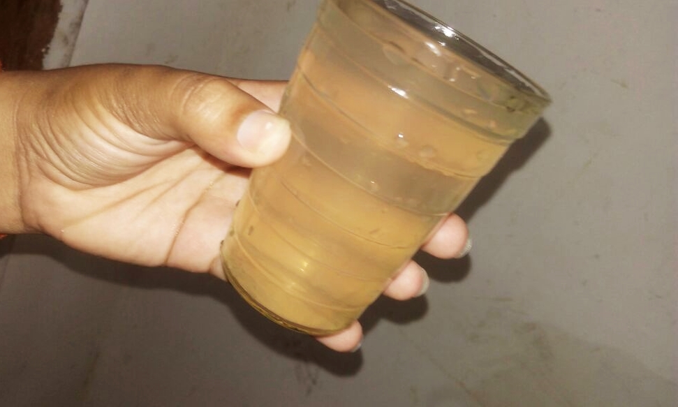 Água com cor amarelada