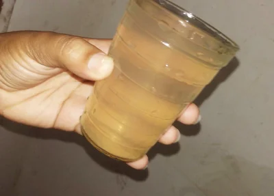 Água com cor amarelada