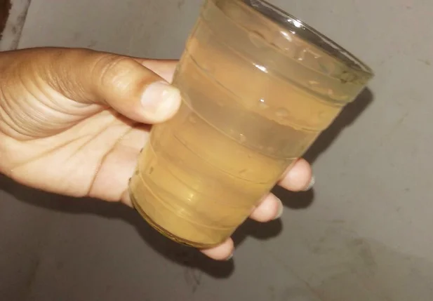 Água com cor amarelada