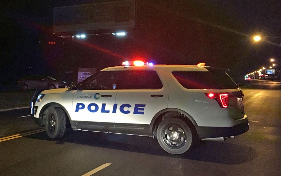 Carro da polícia bloqueia acesso ao local do tiroteio no na boate Cameo