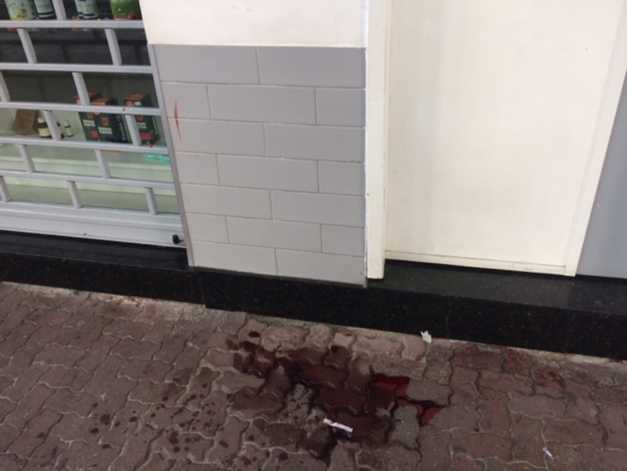 Marcas de sangue na calçada onde ocorreu a briga entre argentinos e brasileiros