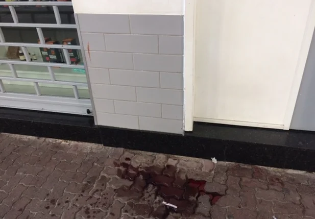 Marcas de sangue na calçada onde ocorreu a briga entre argentinos e brasileiros