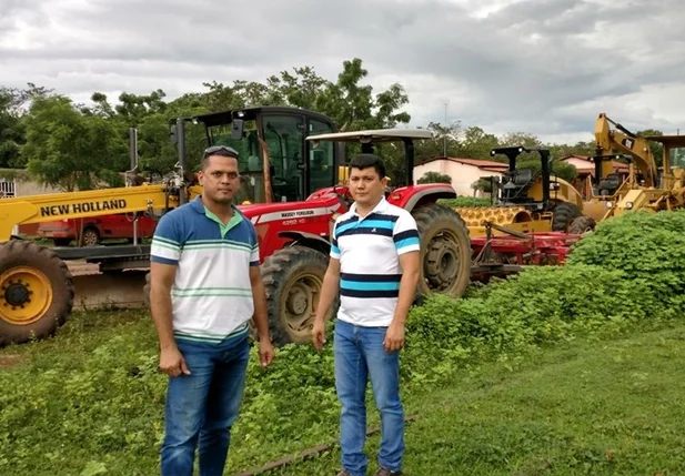  Prefeito de Cocal visita obra de asfaltamento
