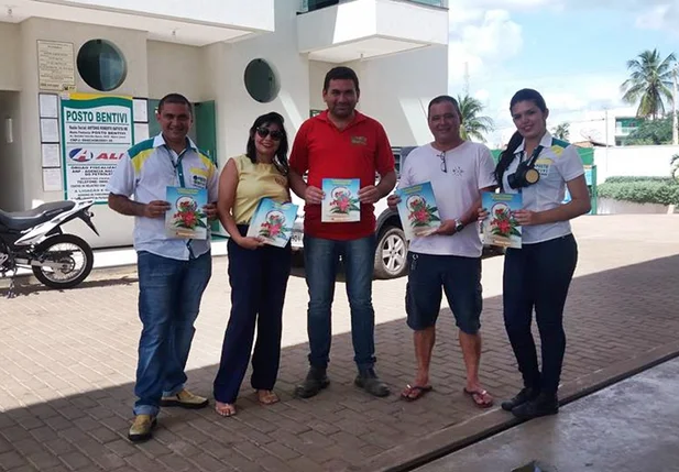 FIEPI entrega cartilhas contra mosquito da dengue em Picos