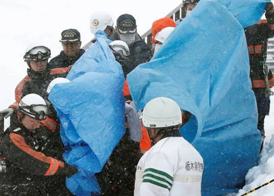 Funcionários resgatam vítimas de avalanche