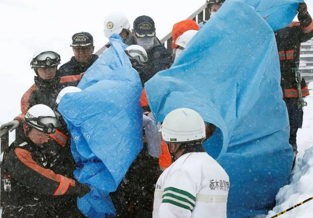 Funcionários resgatam vítimas de avalanche