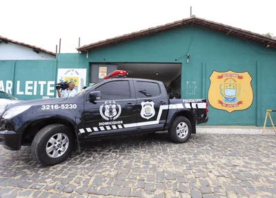 Uma equipe da Delegacia de Homicídios compareceu ao local