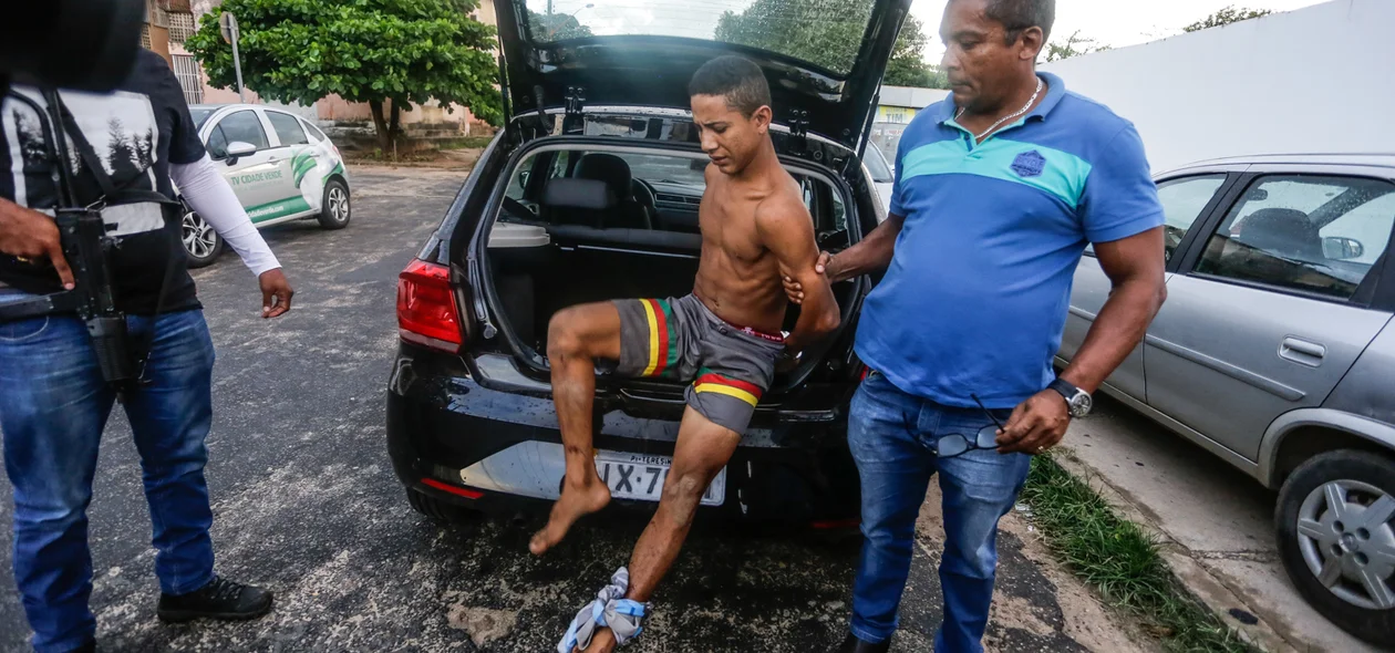 Momento em que "Pequeno" chega à Delegacia de Homicídios
