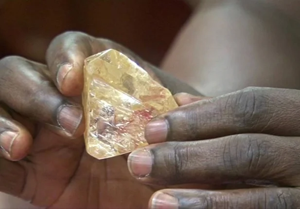 Pastor encontrou diamante de mais de 700 quilates em Serra Leoa