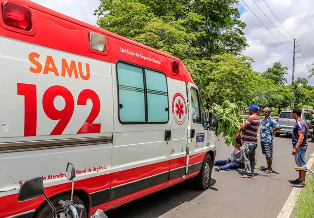 Mulher fica gravemente ferida após motos se chocarem em Teresina