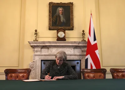 Theresa May assina carta de saída da União Europeia