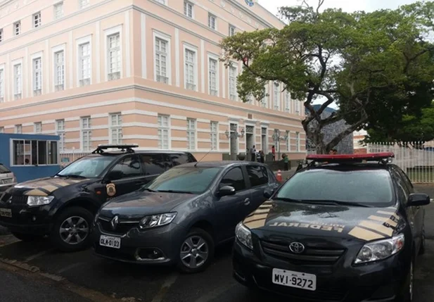 Duas viaturas da Polícia Federal estão na Assembleia Legislativa de Alagoas