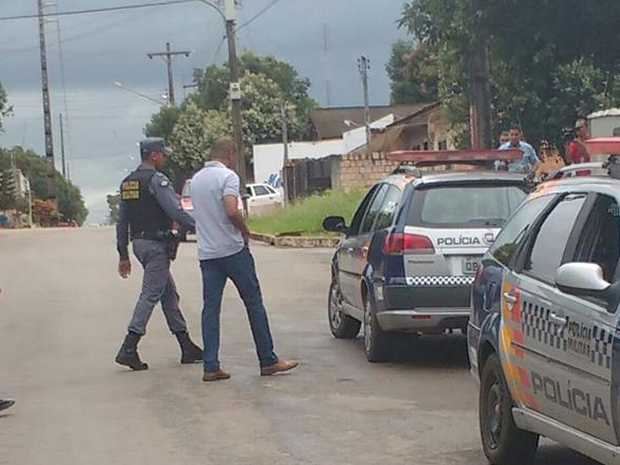 Homem sai da casa de amante escoltado pela polícia no MT