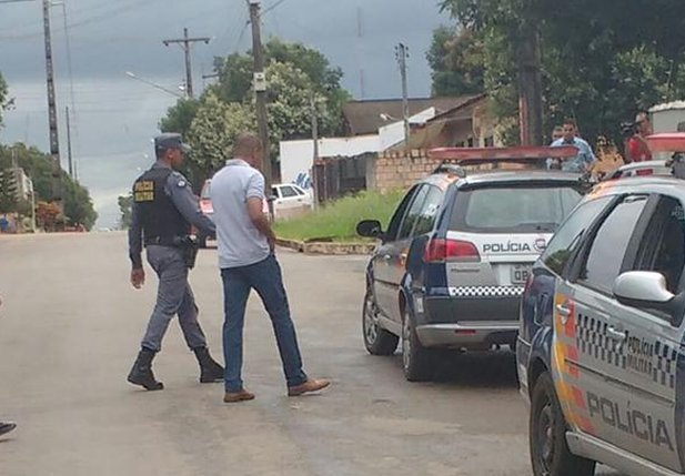 Homem sai da casa de amante escoltado pela polícia no MT
