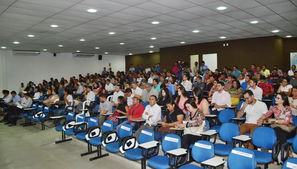 Púbico acompanha solenidade de abertura