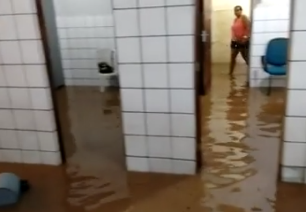 Central de Flagrantes de Timon ficou debaixo d'água nesta quinta-feira (30).