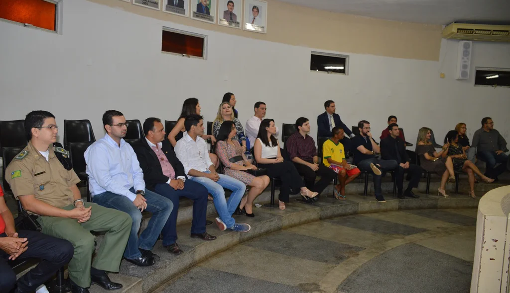 Convidados acompanham sessão solene