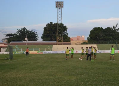 Jogadores do Picos treinam cobranças de falta