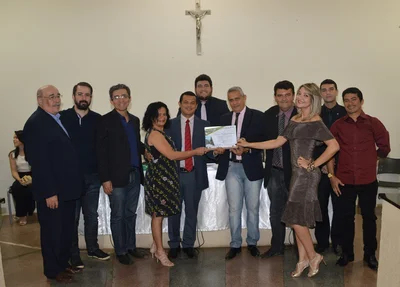 Momento da entrega da placa