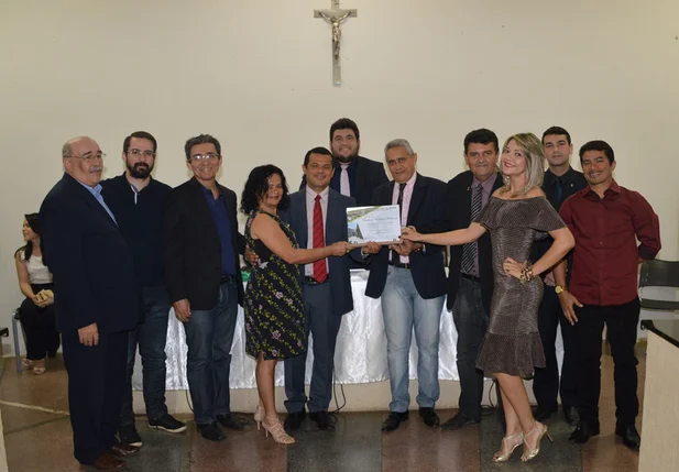 Momento da entrega da placa