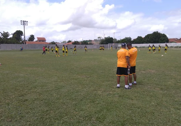 No treino desta quinta-feira (30), o clube apresentou mais um reforço