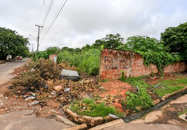 Moradores jogam lixo em terreno privado no Real Copagre