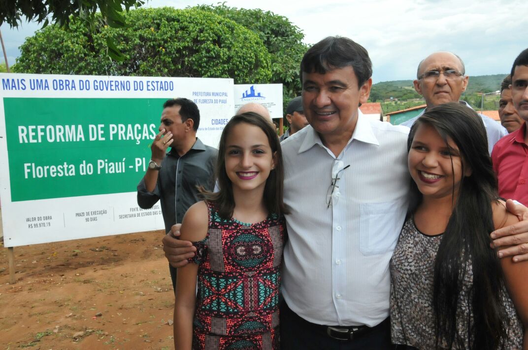 Governador Wellington Dias visita obra em praças de Floresta do Piauí