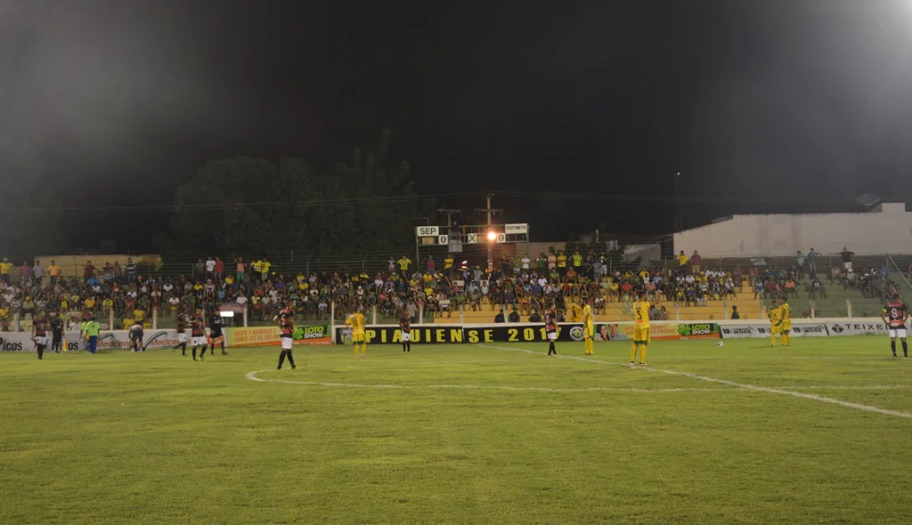 Picos e Flamengo jogaram no Estádio Helvídio Nunes