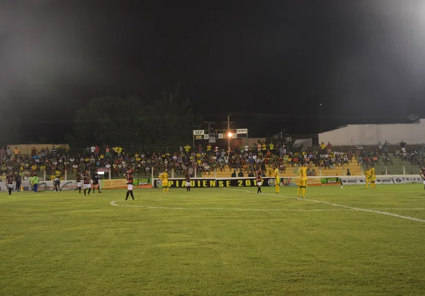 Picos e Flamengo jogaram no Estádio Helvídio Nunes