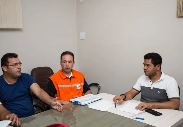 Prefeito Luciano Leitoa se reúne com secretários