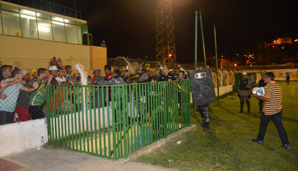 Torcedores protestam contra a arbitragem