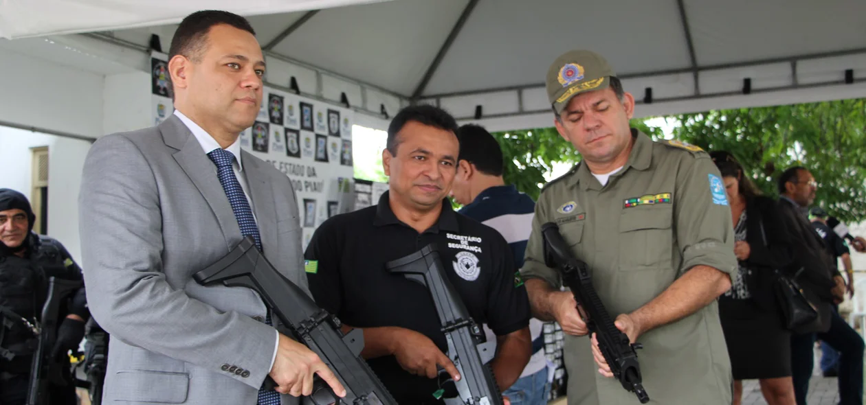 Delegado Riedel Batista, secretario Fábio Abreu e coronel Carlos Augusto 