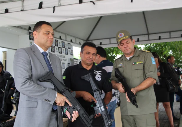 Delegado Riedel Batista, secretario Fábio Abreu e coronel Carlos Augusto 
