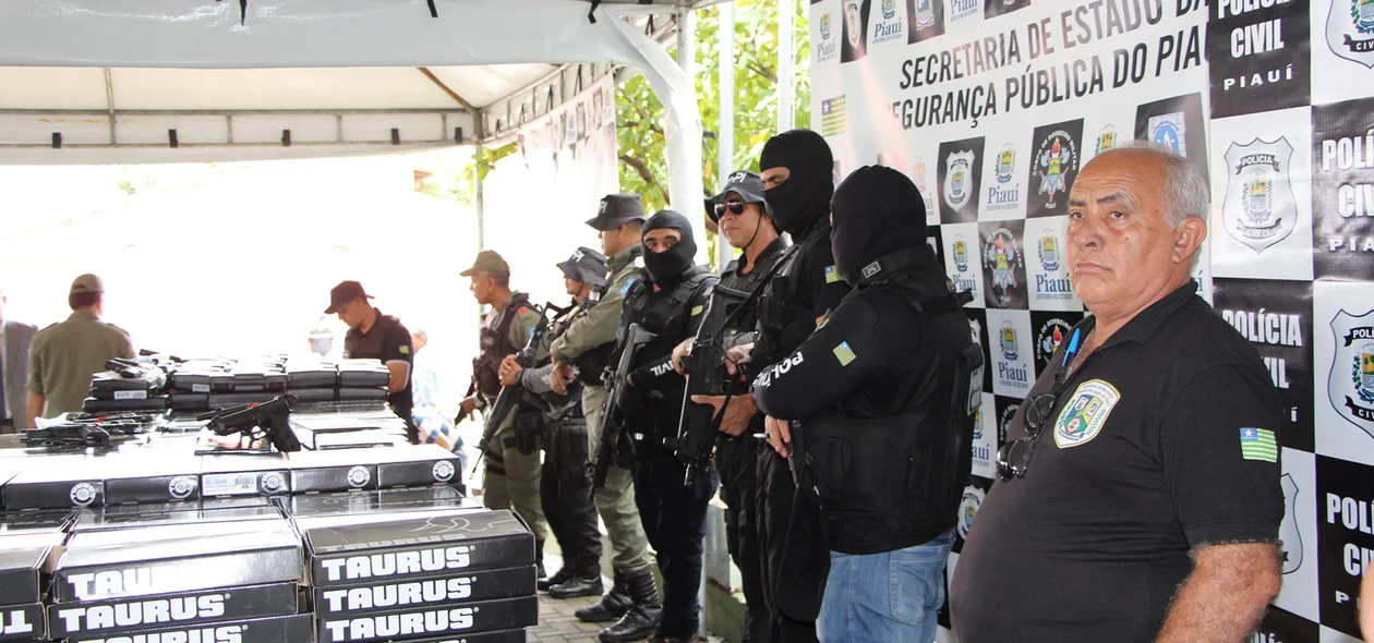 Entrega de armamentos na sede da SSP-PI