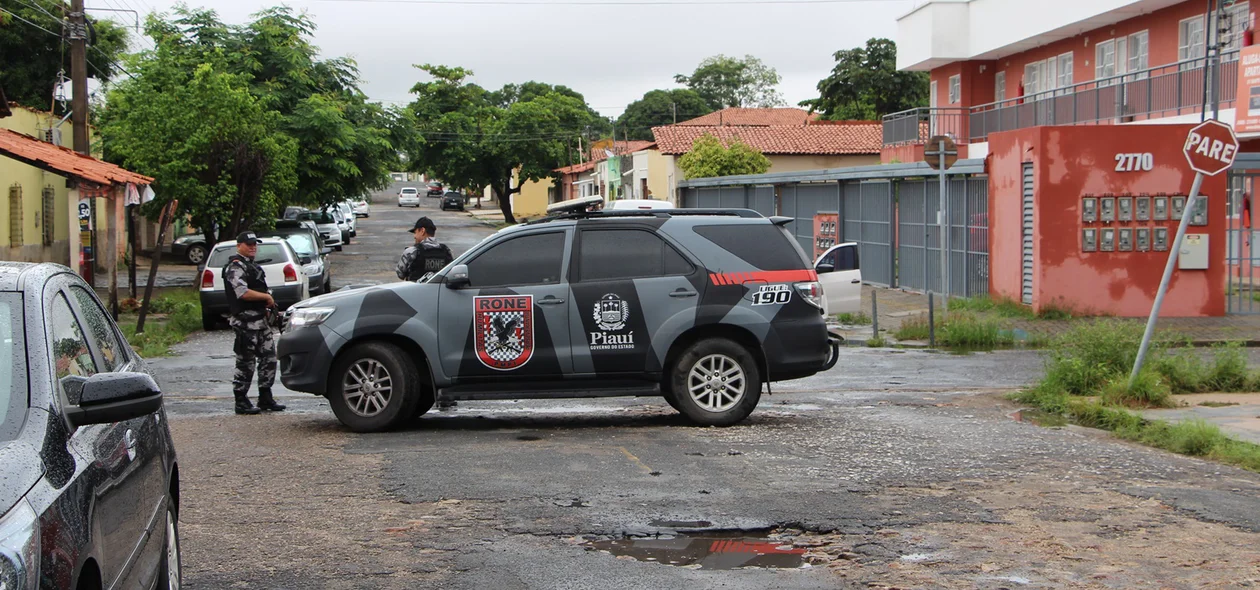 Policiais isolaram a área 