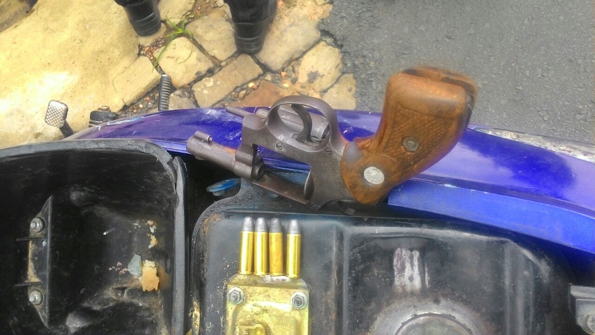 Revólver encontrado dentro da moto