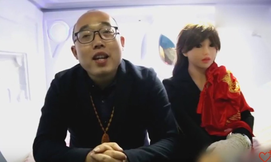 Zheng Jiajia, um engenheiro chinês especialista em inteligência artificial, se casou com uma mulher-robô c